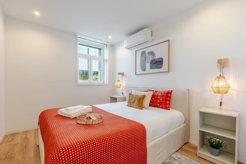 Bed, Bedroom, towels, air conditioner