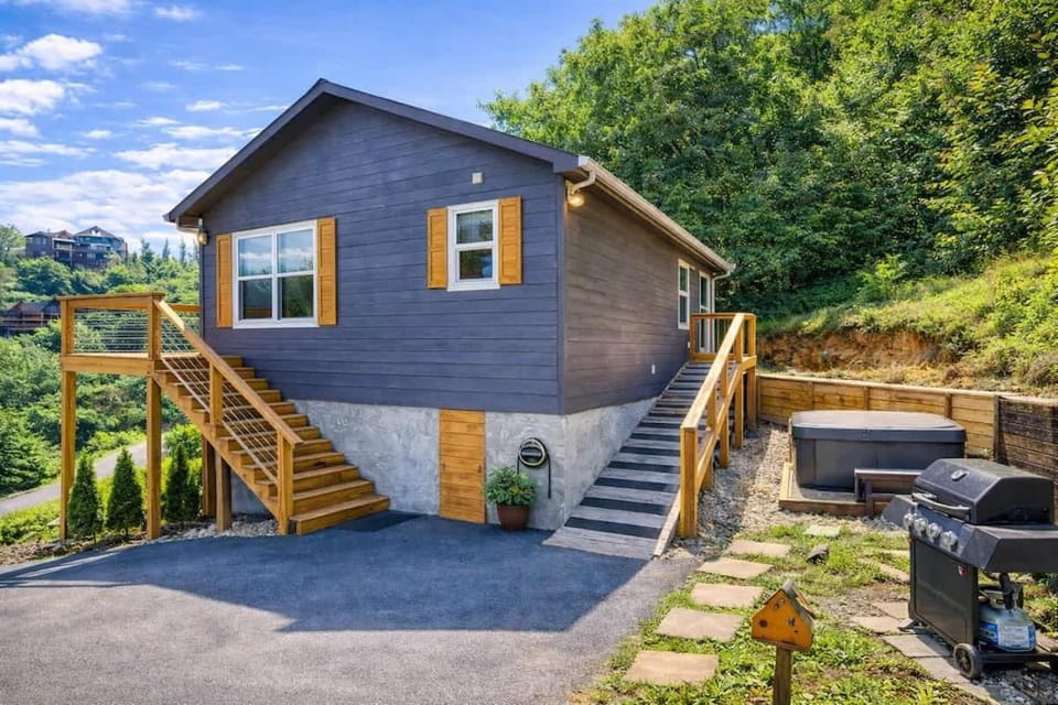 Hot Tub Retreat that is 1 Mile to Gatlinburg Fun House in Gatlinburg