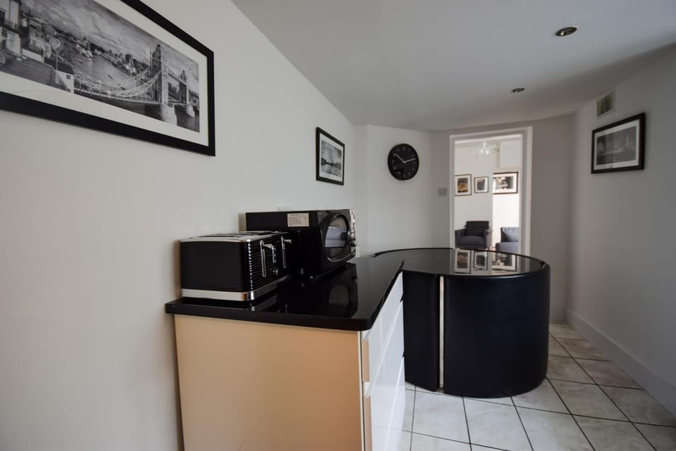 Kitchen or kitchenette, Dining area, microwave, toaster