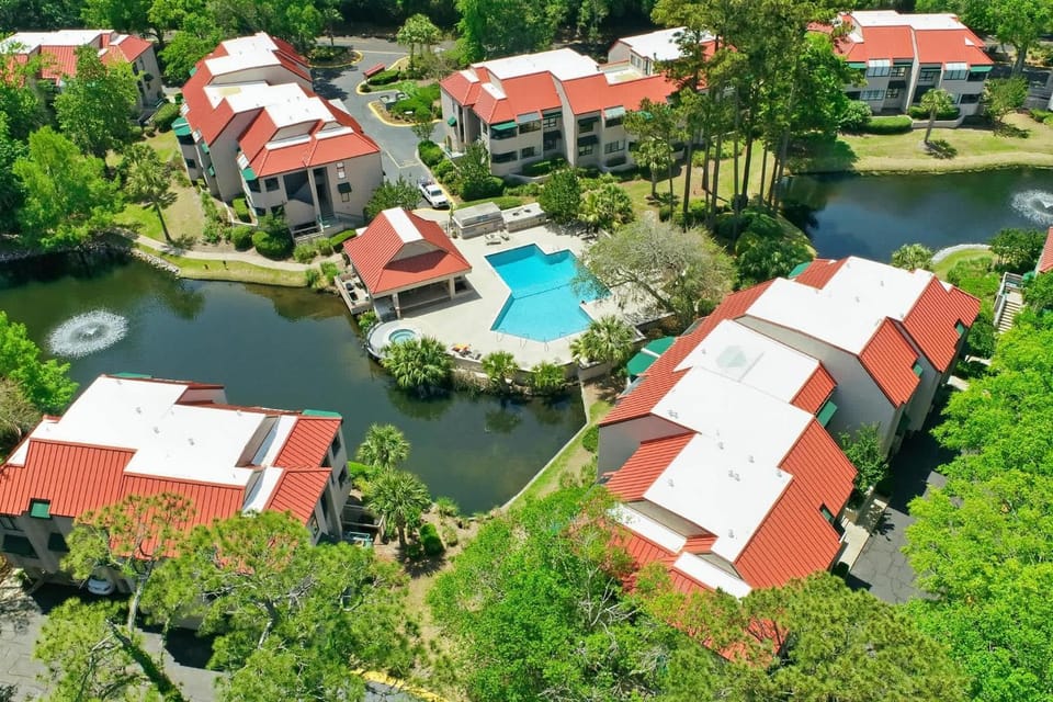 Lagoon-View Villa - Walk to Shelter Cove Villa in Hilton Head Island