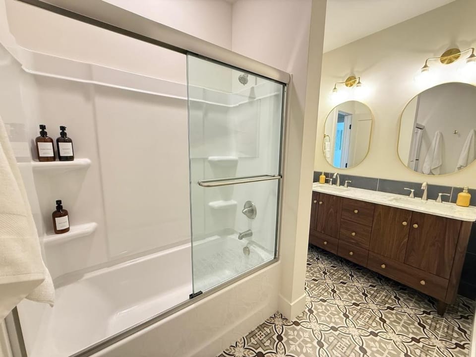 New Luxe Modern Ranch - 2 Primary Suites House in Gastonia