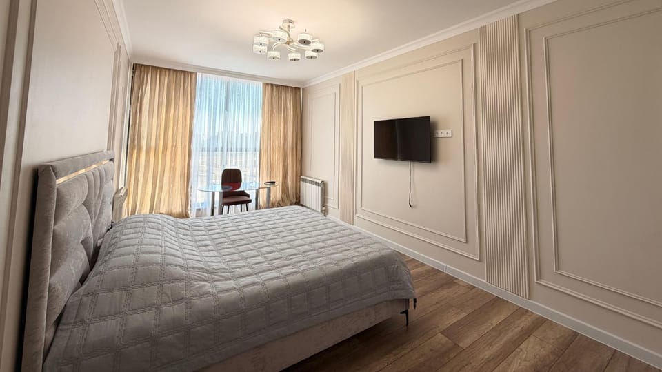 Communal lounge/ TV room, Bed, TV and multimedia, Living room, Photo of the whole room, Seating area, Evening entertainment, Bedroom