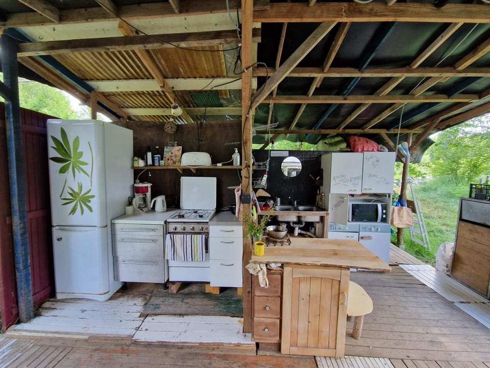 Lit double dans un perma-dortoir Campground/ 
RV Resort in Bergerac