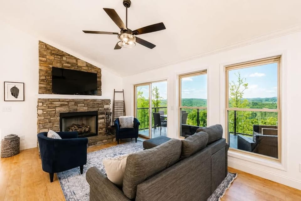 Breathtaking Lake Views Game Room Deck 4BR House in Norris Lake