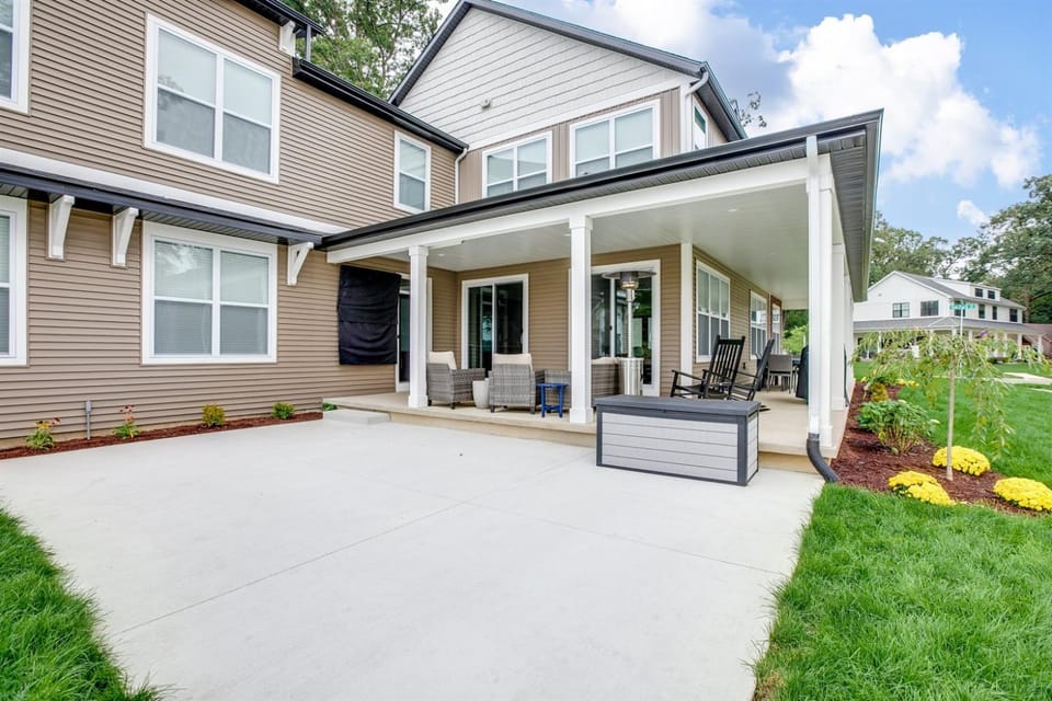 Victory Views Main House Luxury Home for 20 Ppl House in South Bend