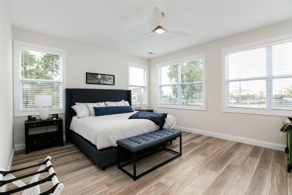 Victory Views Main House Luxury Home for 20 Ppl House in South Bend