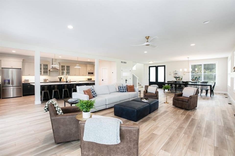 Victory Views Main House Luxury Home for 20 Ppl House in South Bend