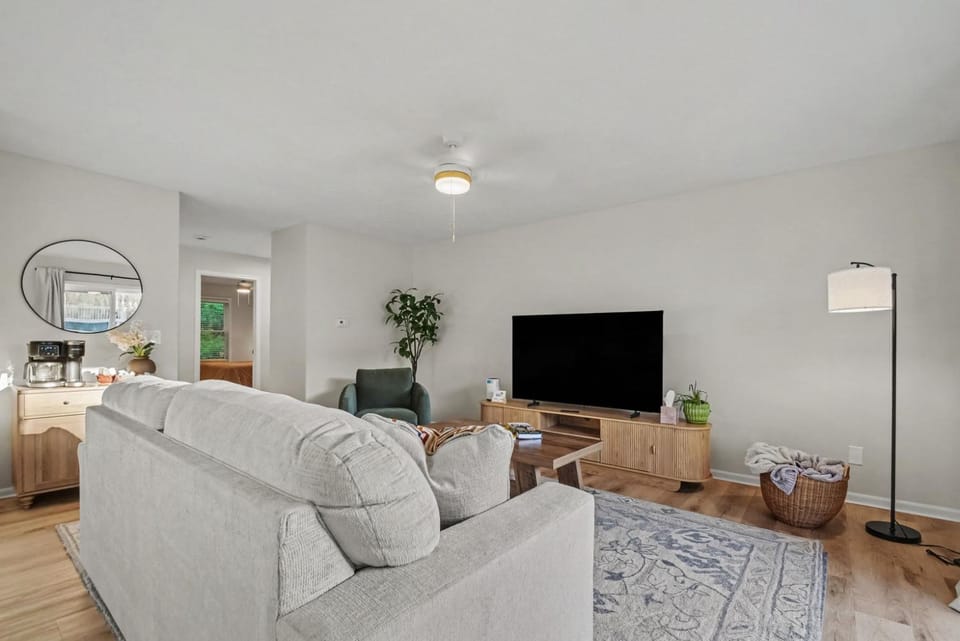 Game Day Luxury 2BR2BA Condo Near Notre Dame Private Balcony Apartment in South Bend