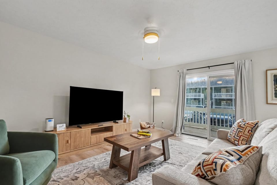 Game Day Luxury 2BR2BA Condo Near Notre Dame Private Balcony Apartment in South Bend