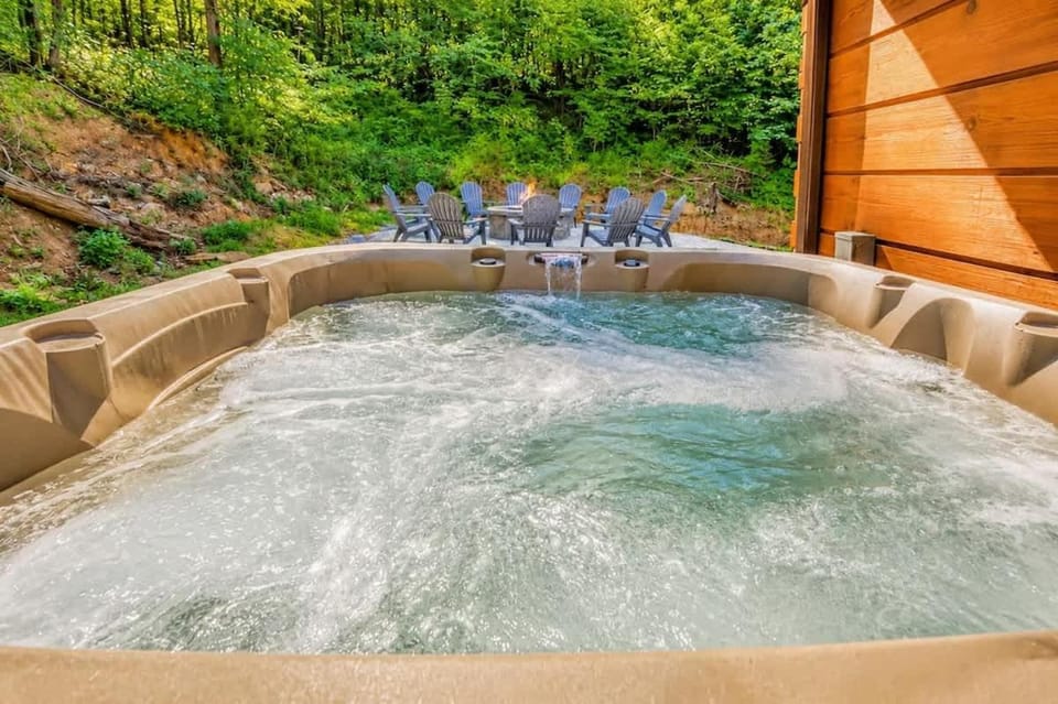 THE Cedar Lodge Games Hot Tub Movies Sleeps 20 House in Sevierville