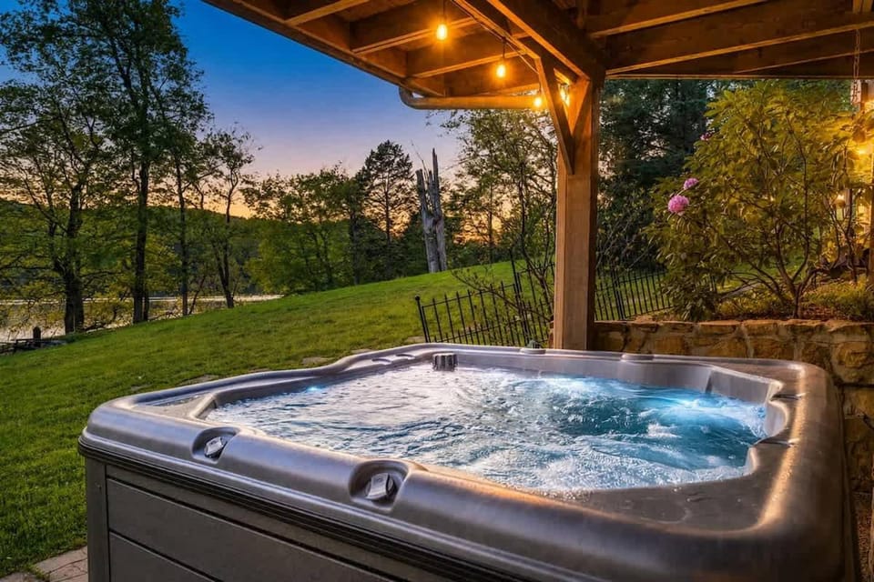 THE Luxe Knoxville Lake House Hot Tub 4BR Dock House in Oak Ridge