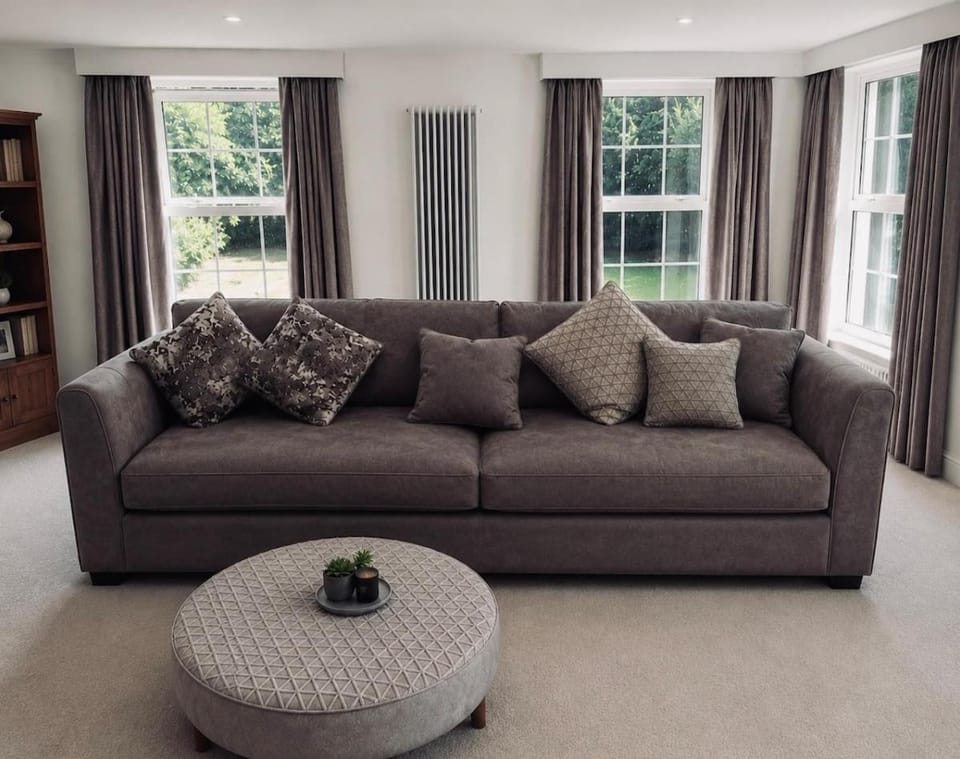 5-bed house with indoor pool, Jacuzzi &Downs views House in Rother District