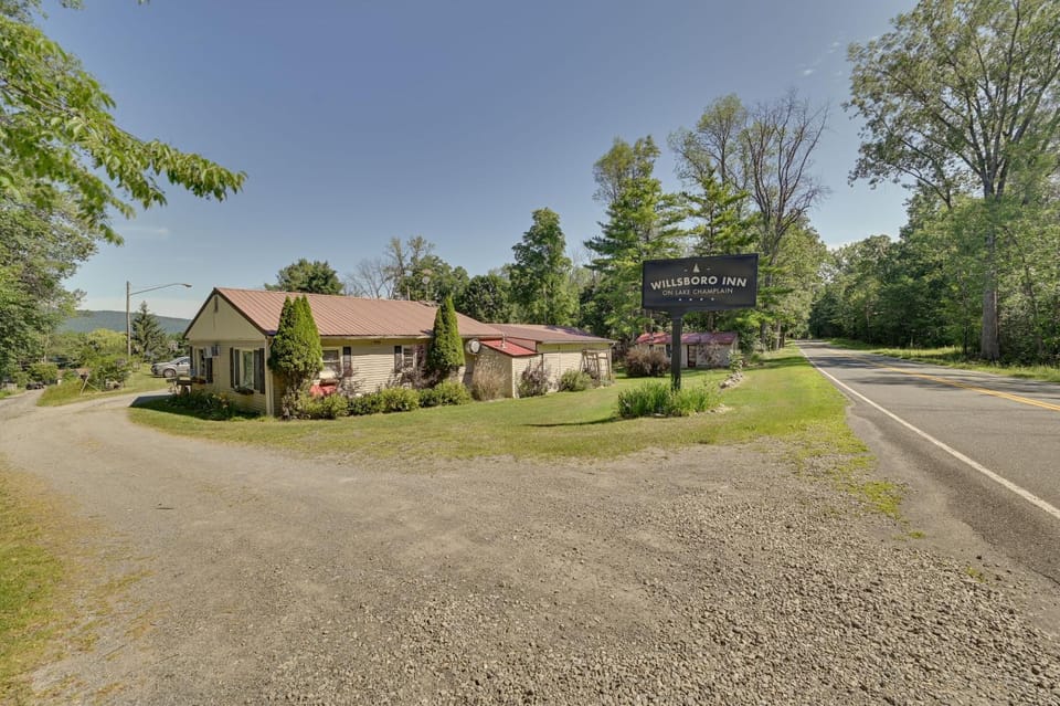 Waterfront Retreat on Scenic Lake Champlain! Apartment in Lake Champlain