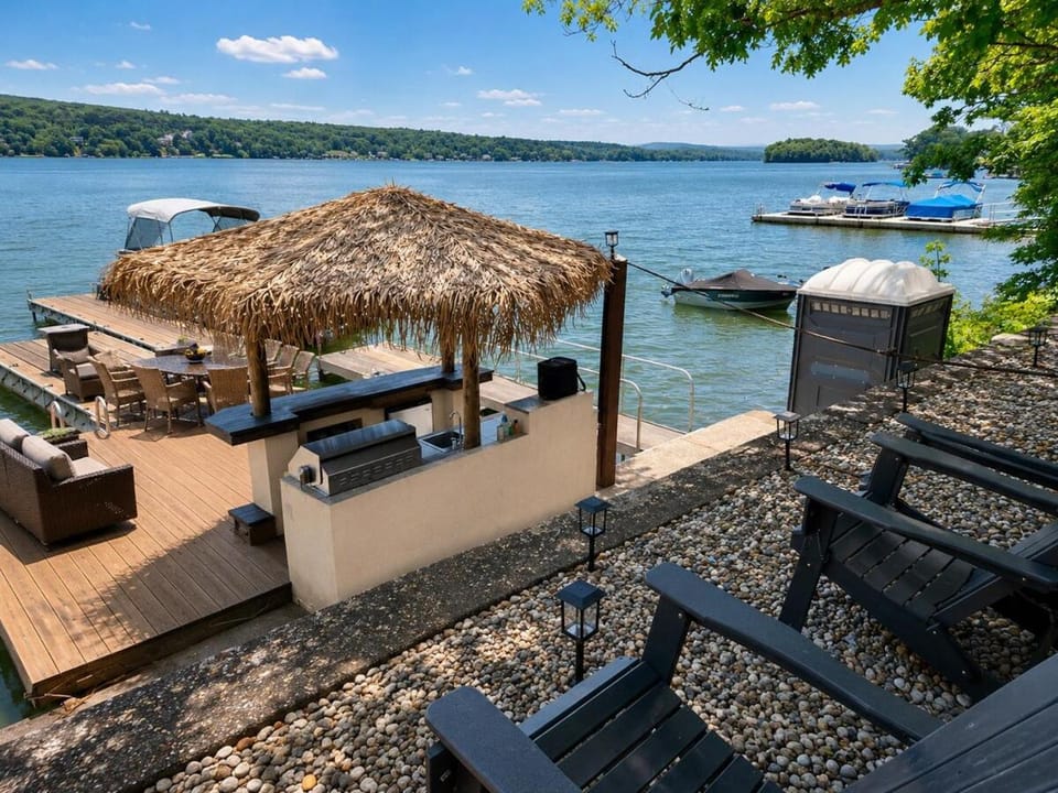 Couples Cove, Houseboat, Pontoon Docked boat in Hewitt