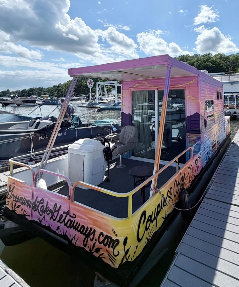 Couples Cove, Houseboat, Pontoon Docked boat in Hewitt