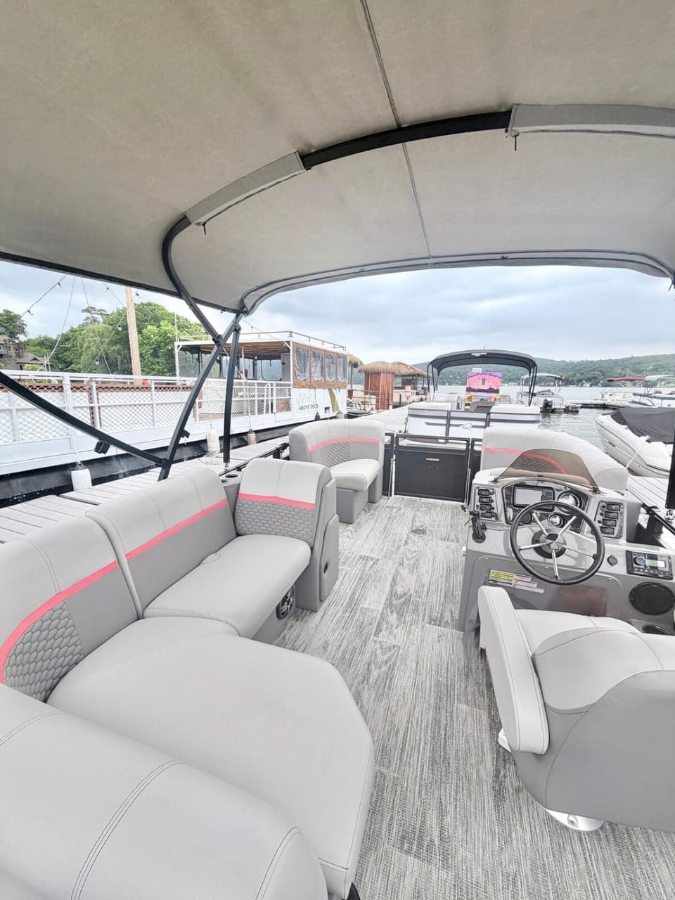 Couples Cove, Houseboat, Pontoon Docked boat in Hewitt