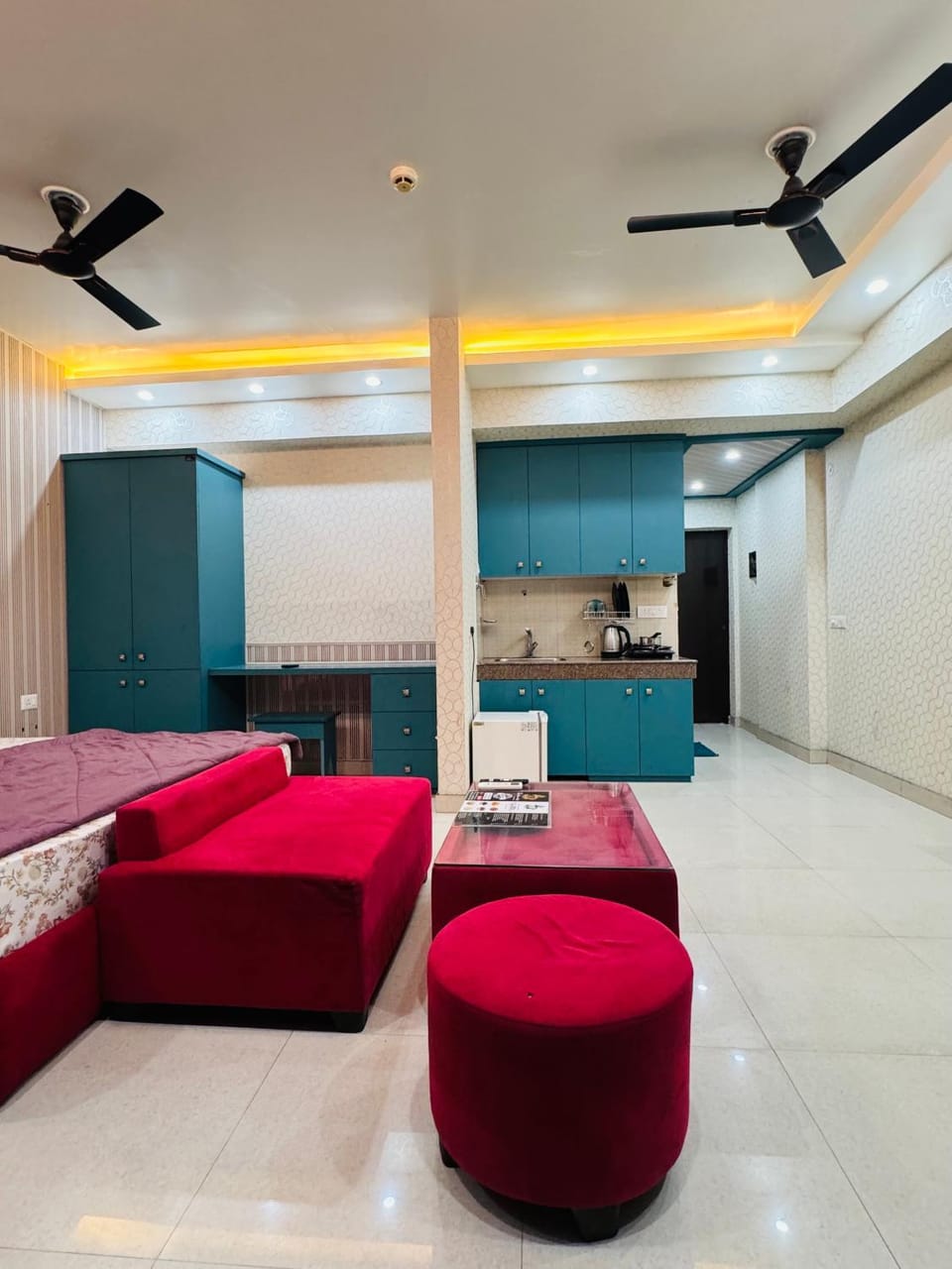Bed, Photo of the whole room, Seating area, Bedroom