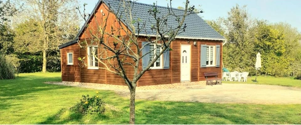 Petite Maison Dans La Prairie Chalet in Normandy