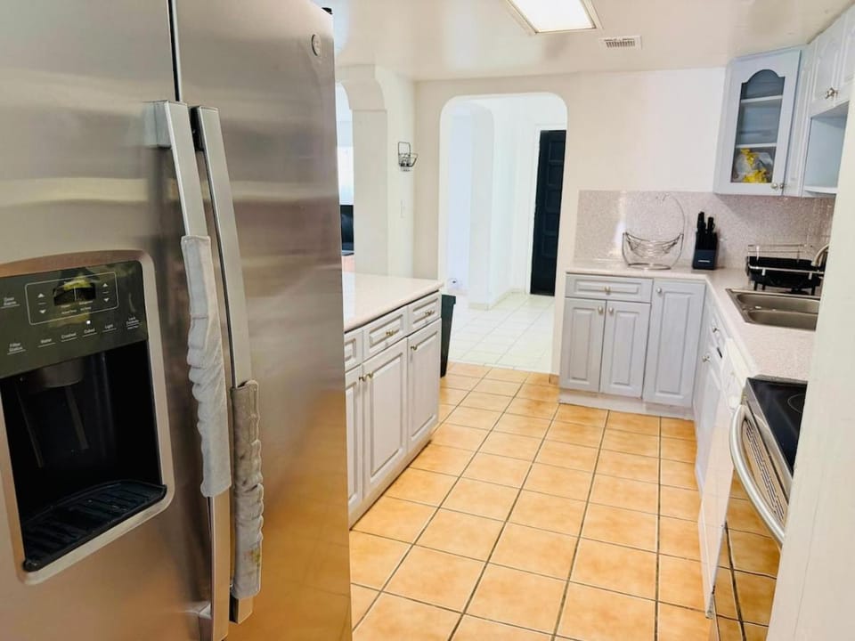 Miami Home with Pool, Patio & 4 Bedrooms House in North Miami