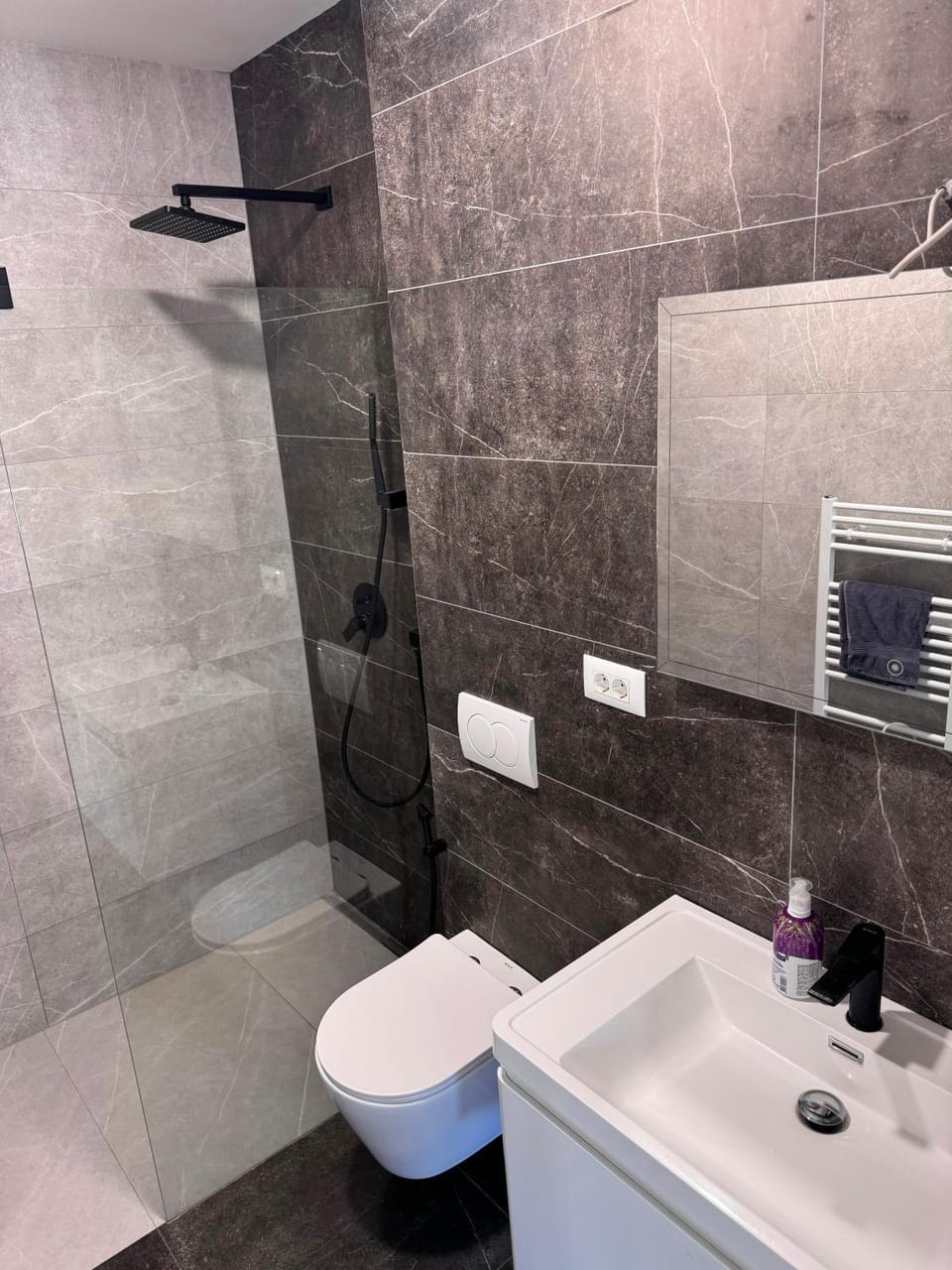 Shower, Toilet, Bathroom, towels