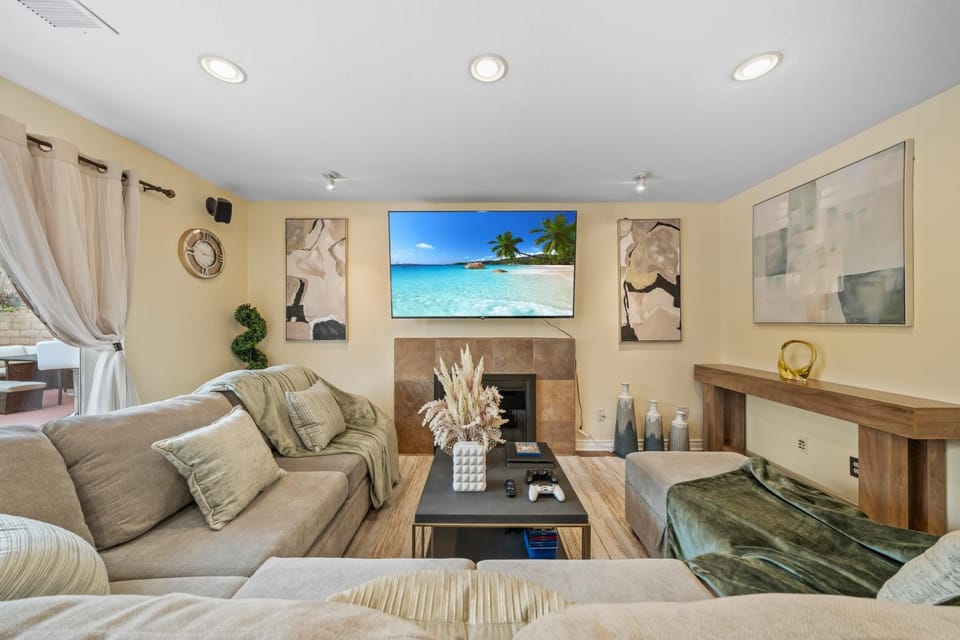 Entire Private House with 4 Bedrooms, 4 Bath, Garage, Pool, Hot Tub, 2500 sqft House, Available Now House in San Diego