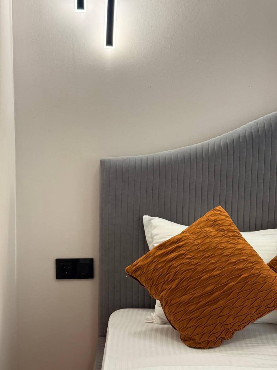 Property building, Facade/entrance, Bed, Photo of the whole room, Bedroom, Location, hair dryier
