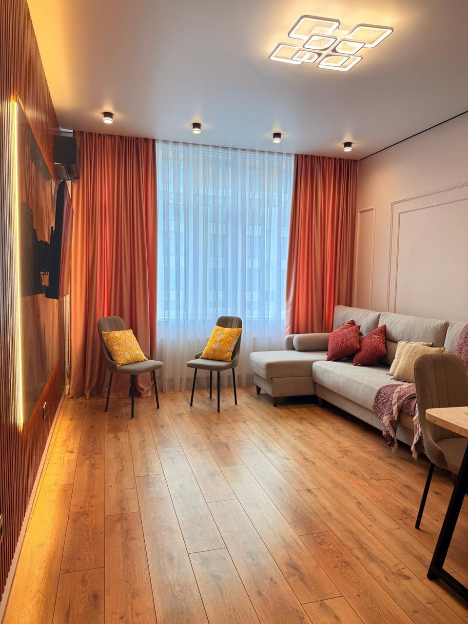 Bed, TV and multimedia, Living room, Photo of the whole room, Seating area, Bedroom