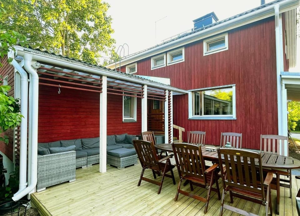 12 people, 4 bedrooms, close to the city center with a large deck Apartment in Finland