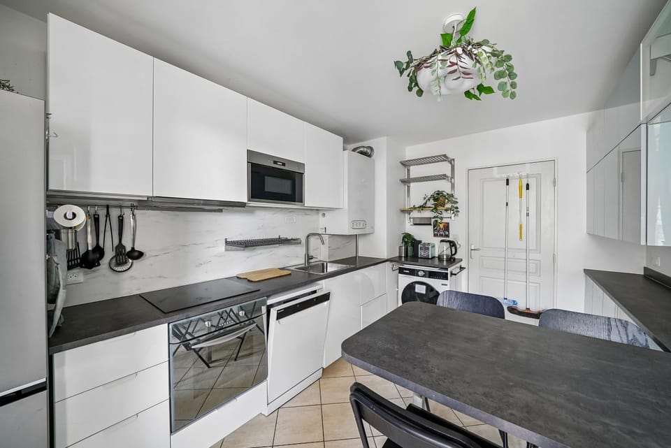 Kitchen or kitchenette, Dining area, dishwasher, oven, stove, toaster