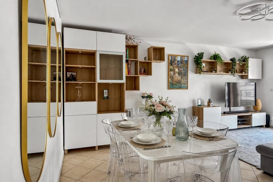 Living room, Dining area