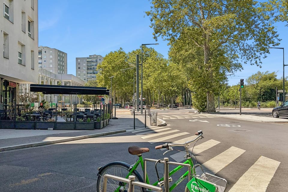 Day, Neighbourhood, Street view, Location