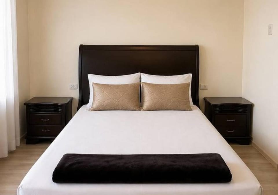 Bed, Photo of the whole room, Decorative detail, Bedroom, air conditioner
