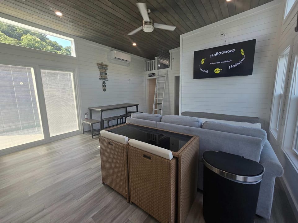 Blue On-Water 20 - Pet Friendly Floating House House in Lake Cumberland