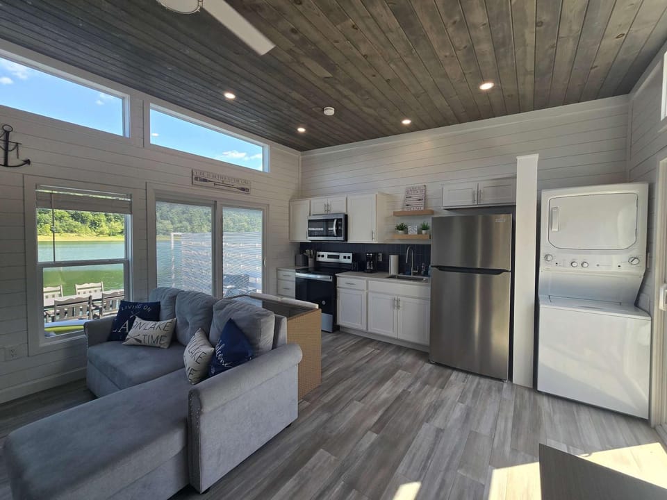 Blue On-Water 20 - Pet Friendly Floating House House in Lake Cumberland