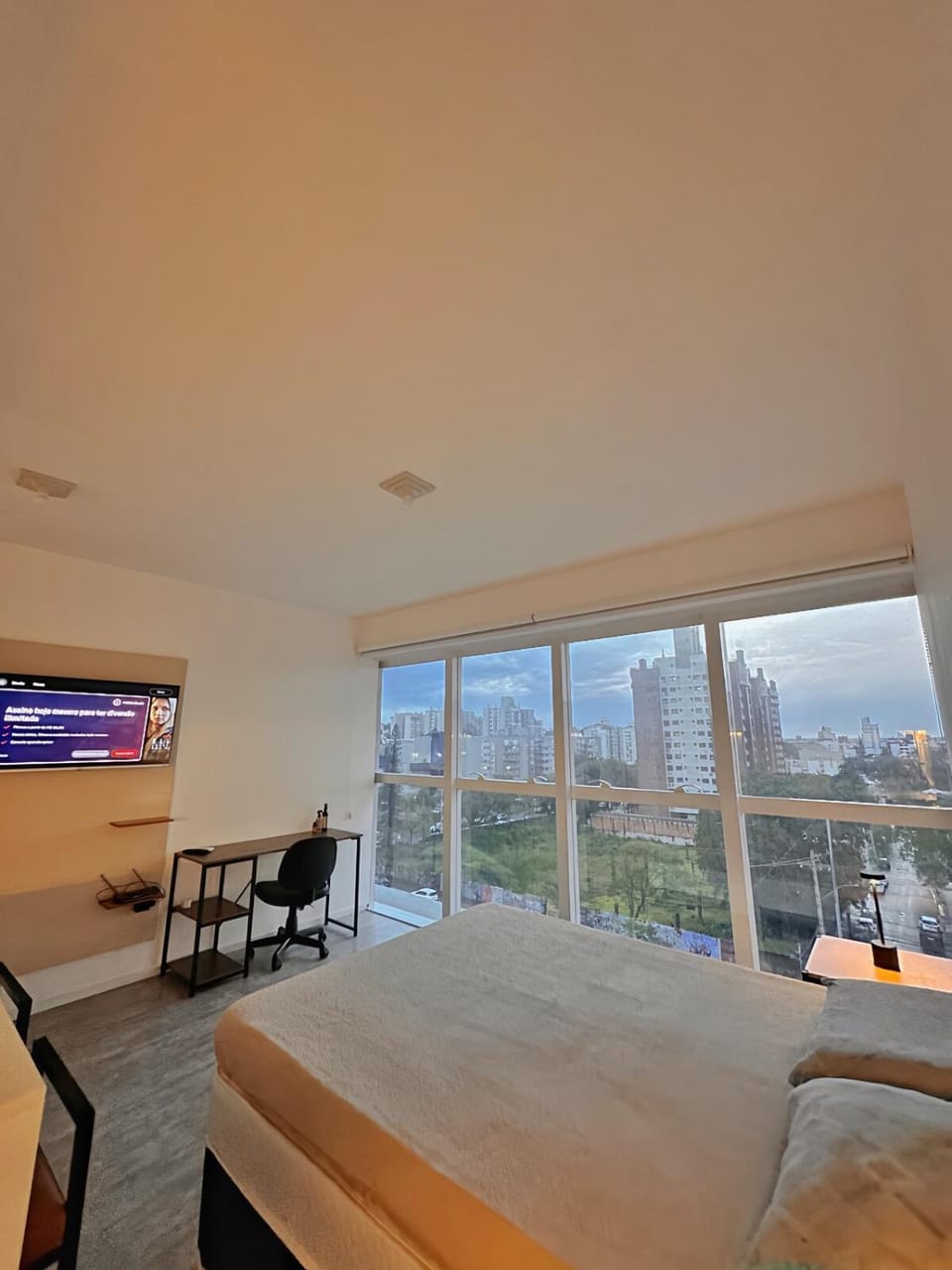 Bed, TV and multimedia, View (from property/room), Photo of the whole room, Bedroom