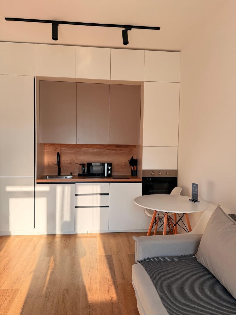 Kitchen or kitchenette, Living room, minibar, stove