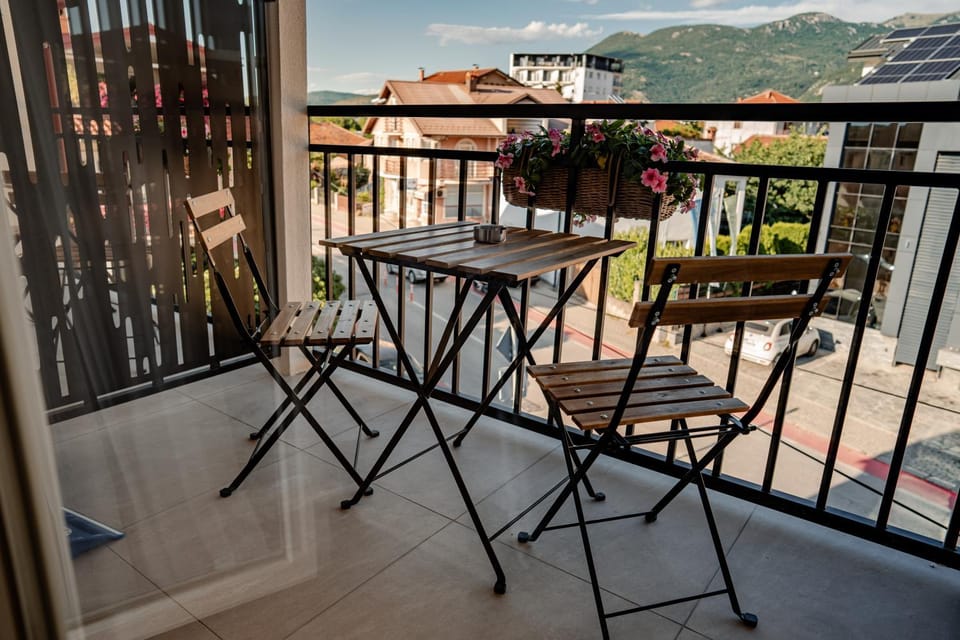 Patio, Day, Natural landscape, View (from property/room), Balcony/Terrace, Dining area, Mountain view