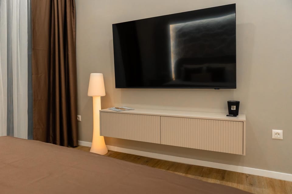 Bed, TV and multimedia, Photo of the whole room, Bedroom