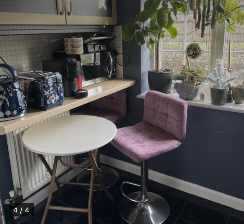 Coffee/tea facilities, Kitchen or kitchenette, Seating area