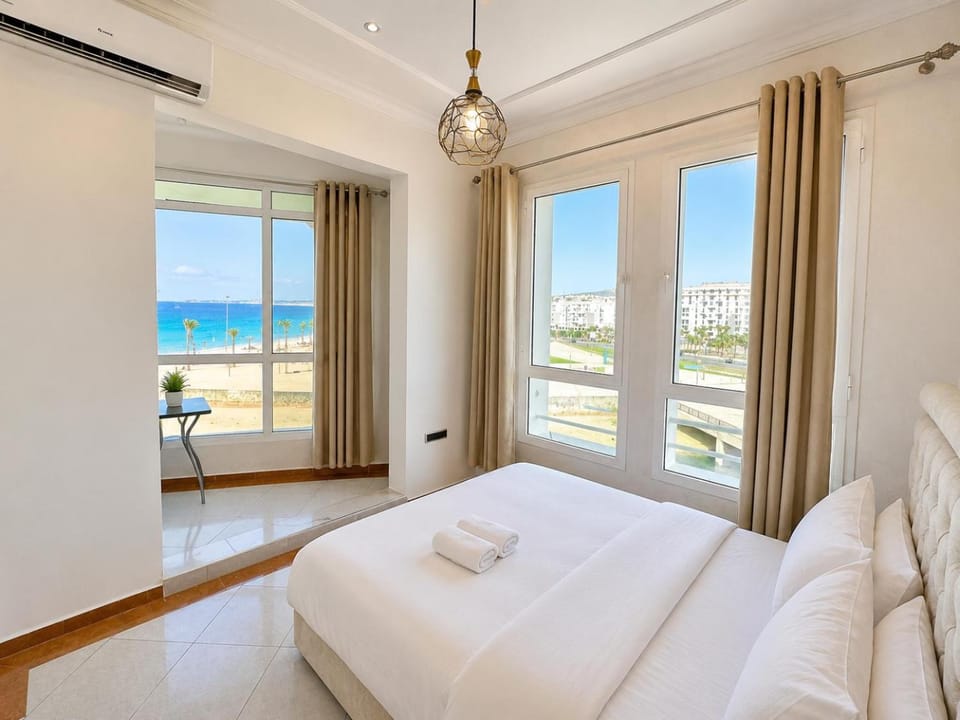 Beach & Cornich View Radi Appart - Piscine & Wifi & Parking Apartment in Tangier