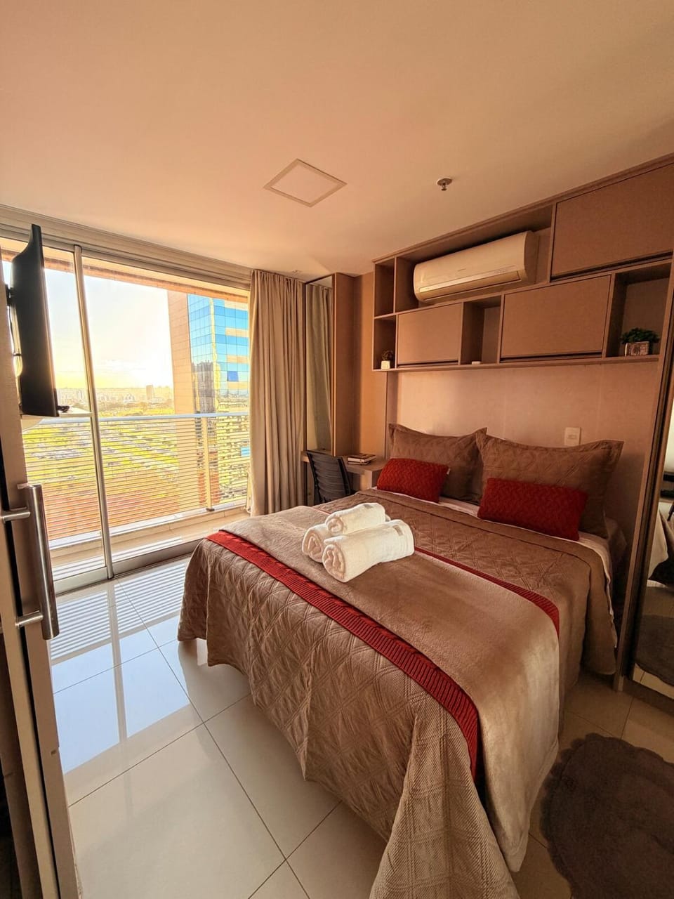Bed, TV and multimedia, Photo of the whole room, Bedroom, towels