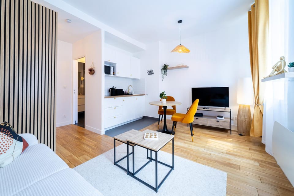 Communal lounge/ TV room, Bed, TV and multimedia, Living room, Photo of the whole room, Seating area, Bedroom