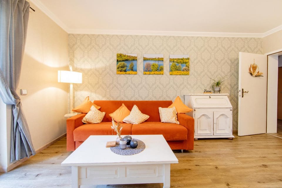 Bed, Living room, Photo of the whole room, Seating area