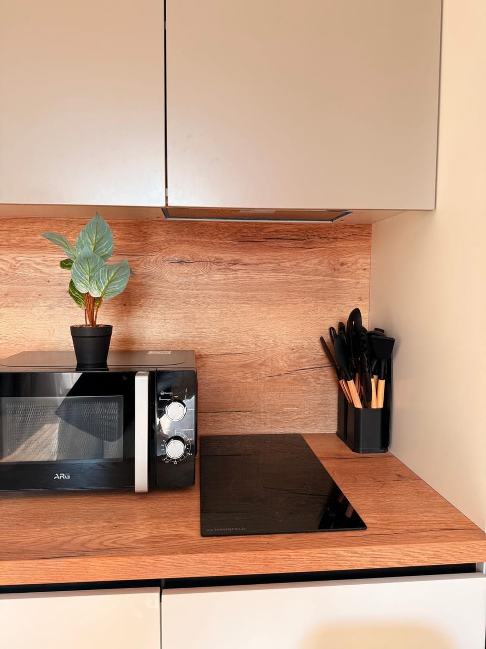 Kitchen or kitchenette, minibar