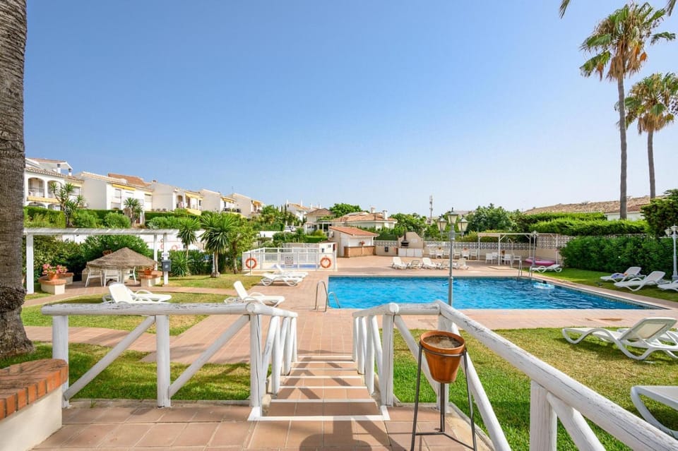 Garden, Pool view, Swimming pool, Swimming pool, sunbed