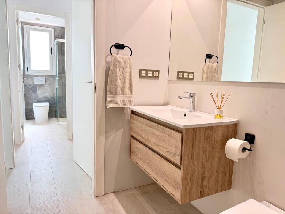 Shower, Toilet, towels