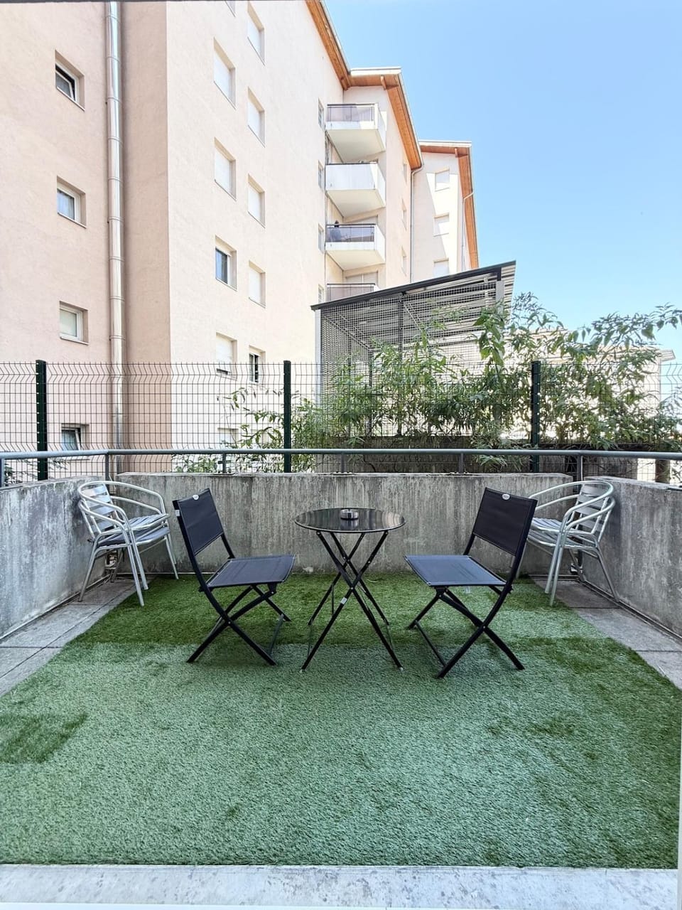 Large studio Independent sleeping area Swimming pool Apartment in Annemasse