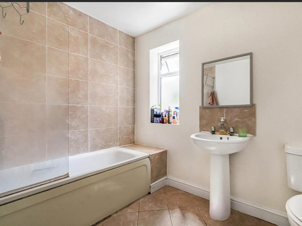 Bright 1 bed flat Apartment in Runnymede District