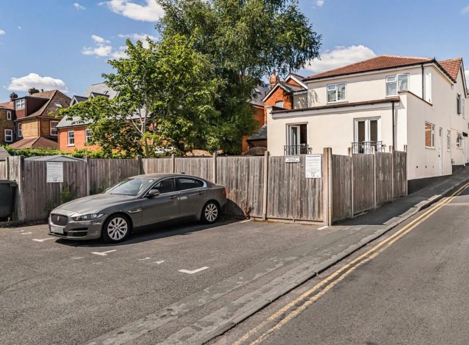 Bright 1 bed flat Apartment in Runnymede District