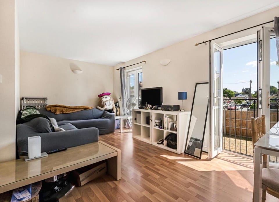 Bright 1 bed flat Apartment in Runnymede District